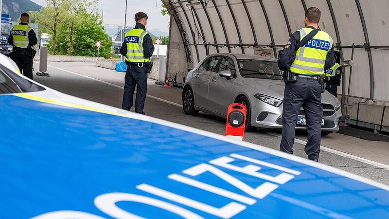 Bundespolizisten kontrollieren am Grenz&uuml;bergang  Kiefersfelden von &Ouml;sterreich kommende Fahrzeuge.