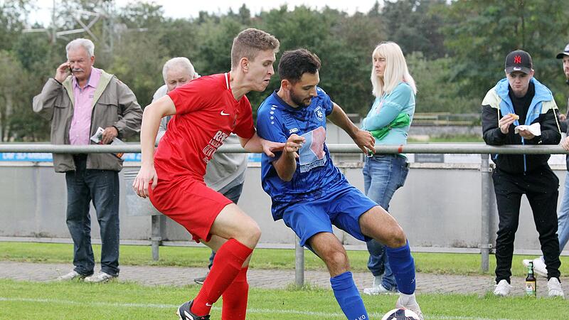 Heimsieg zum Auftakt des 9. Spieltags in der Kreisliga Bamberg: Der FC Strullendorf (in Rot) hat sich am Freitagabend mit 3:2 gegen die SpVgg Ebing behauptet.