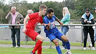 Heimsieg zum Auftakt des 9. Spieltags in der Kreisliga Bamberg: Der FC Strullendorf (in Rot) hat sich am Freitagabend mit 3:2 gegen die SpVgg Ebing behauptet.