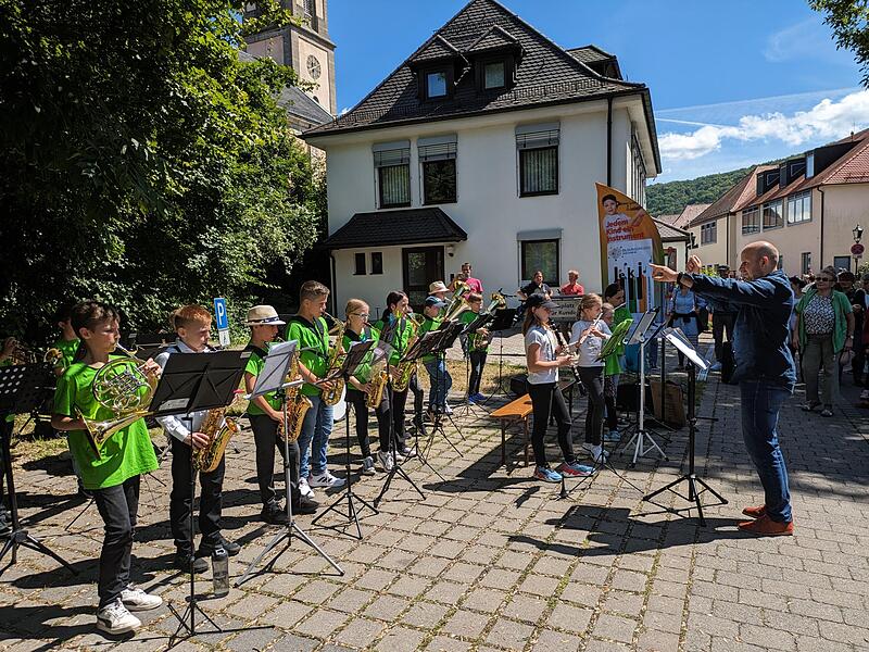 Die Jeki-Kinder aus Hausen und HeroldsbachHistorischer Markt in Ebermannstadt