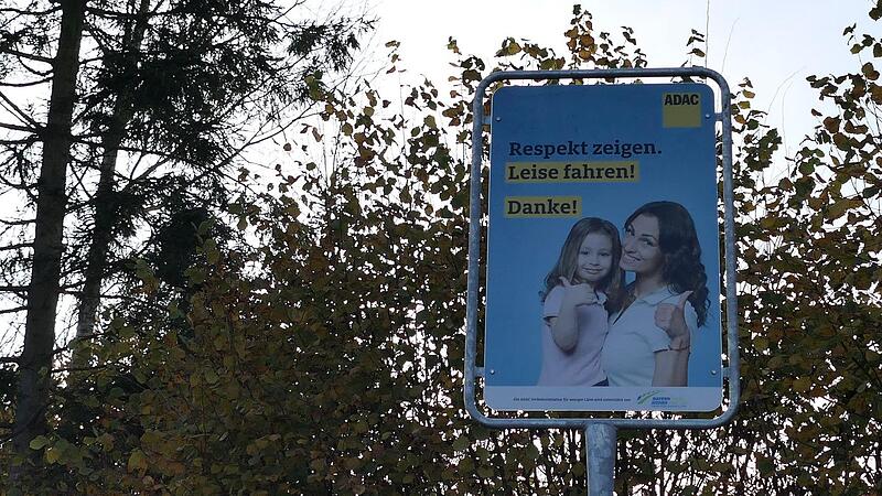 Schild zwischen Motten und Kothen