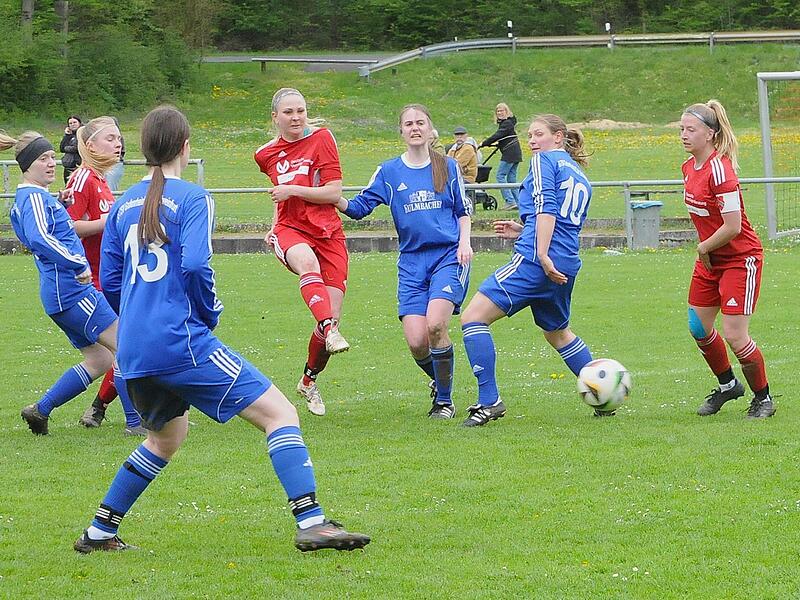 Trotz einer 2:0-F&uuml;hrung konnte der TSV Ebenhausen (in Rot) keine Punkte gegen die DJK Schweinfurt einfahren.