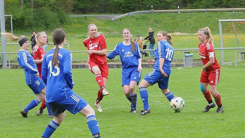 Trotz einer 2:0-F&uuml;hrung konnte der TSV Ebenhausen (in Rot) keine Punkte gegen die DJK Schweinfurt einfahren.