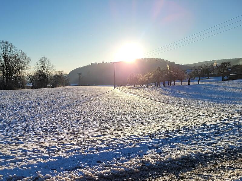 &bdquo;Nach den grauen Tagen tut die strahlende Sonne unserem Gem&uuml;t gut. Sie l&auml;sst den Schnee glitzern, der bei knackiger K&auml;lte an seiner Oberfl&auml;che gefroren ist. Im Hintergrund trotzt Schloss Saaleck Eis und Schnee&ldquo;, schreibt die Leserin.