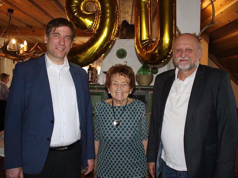 Die Jubilarin Veronika Kaul aus Weingarts mit Landrat Hermann Ulm (l.) und Bürgermeister Ernst Strian.Forchheim & Fränkische Schweiz Die Jubilarin Veronika Kaul aus Weingarts mit Landrat Hermann Ulm (l.) und Bürgermeister Ernst Strian.