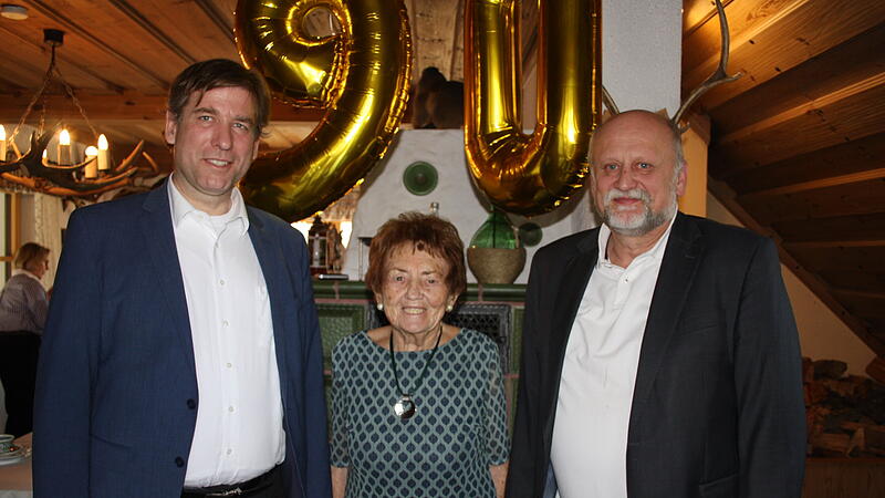 Die Jubilarin Veronika Kaul aus Weingarts mit Landrat Hermann Ulm (l.) und Bürgermeister Ernst Strian.Forchheim & Fränkische Schweiz Die Jubilarin Veronika Kaul aus Weingarts mit Landrat Hermann Ulm (l.) und Bürgermeister Ernst Strian.