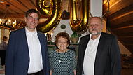 Die Jubilarin Veronika Kaul aus Weingarts mit Landrat Hermann Ulm (l.) und Bürgermeister Ernst Strian.Forchheim & Fränkische Schweiz Die Jubilarin Veronika Kaul aus Weingarts mit Landrat Hermann Ulm (l.) und Bürgermeister Ernst Strian.