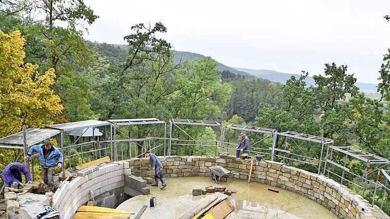 Ein flei&szlig;iger Bautrupp richtet Teile der Burg wieder auf, hier den Basteiturm.