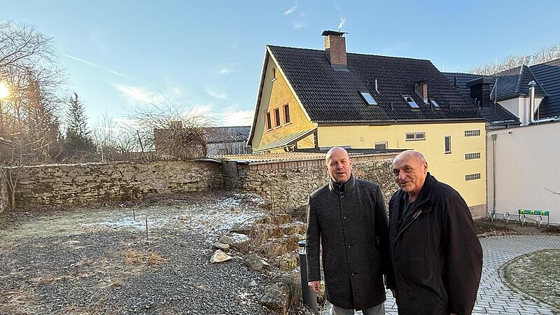 Bürgermeister Jochen Trier (links) und Gerhard Gutheil, Vorsitzender der Bäckerfreunde Wirsberg, haben nur darauf gewartet, dass das Wetter besser wird. Die Fördergelder fließen, das Backhäusla soll bis Herbst stehen. Bürgermeister Jochen Trier (links) und Gerhard Gutheil, Vorsitzender der Bäckerfreunde Wirsberg, haben nur darauf gewartet, dass das Wetter besser wird. Die Fördergelder fließen, das Backhäusla soll bis Herbst stehen.