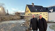 Bürgermeister Jochen Trier (links) und Gerhard Gutheil, Vorsitzender der Bäckerfreunde Wirsberg, haben nur darauf gewartet, dass das Wetter besser wird. Die Fördergelder fließen, das Backhäusla soll bis Herbst stehen.