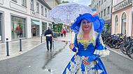 Auch normale Besucher sorgen am Rakoczy-Wochenende daf&uuml;r, dass das Fest ein buntes Spektakel wird. Lu Vollkommer aus Bad Kissingen hat sich in Schale geworfen mit historisierendem Kleid, Hut und Schirm.