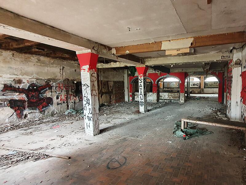 Einst ein beliebtes Gasthaus, heute eine Bauruine: Der &bdquo;Rote Ochse&ldquo; in der Unteren K&ouml;nigstra&szlig;e in Bamberg