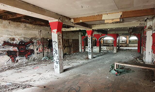 Einst ein beliebtes Gasthaus, heute eine Bauruine: Der &bdquo;Rote Ochse&ldquo; in der Unteren K&ouml;nigstra&szlig;e in Bamberg