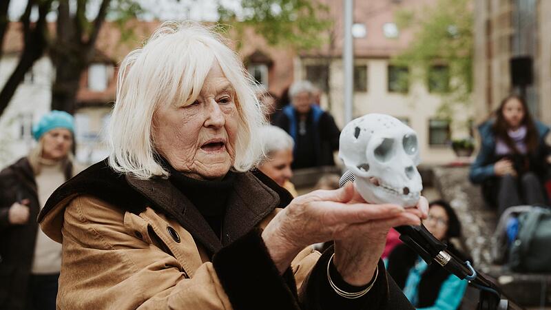 Die Tierschutzaktivistin Margit Vollertsen-Diewerge aus Erlangen ist verstorben. Die Tierschutzaktivistin Margit Vollertsen-Diewerge aus Erlangen ist verstorben.