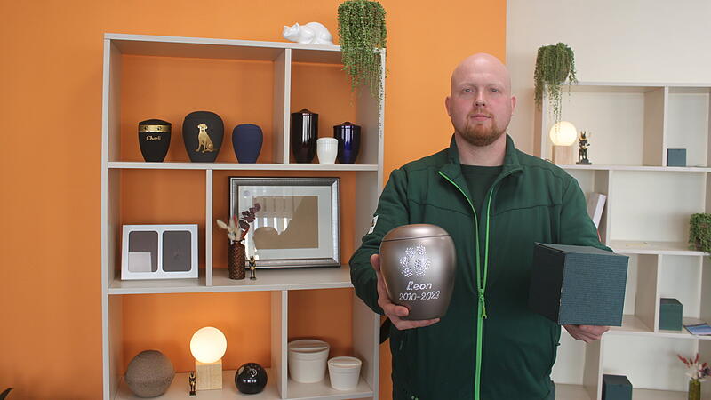 Gordon Stieler im Tierbestattungsb&uuml;ro in der N&uuml;rnberger Stra&szlig;e in Bamberg. In seiner linken Hand h&auml;lt der 38-J&auml;hrige die Standardbox, in der die Asche der Tiere transportiert wird. Man kann sich aber auch f&uuml;r eine Urne entscheiden.