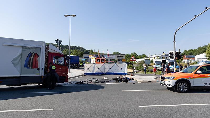 Ein Motorradfahrer (23) ist am Montagmorgen bei einem Verkehrsunfall ums Leben gekommen. Ein Motorradfahrer (23) ist am Montagmorgen bei einem Verkehrsunfall ums Leben gekommen.