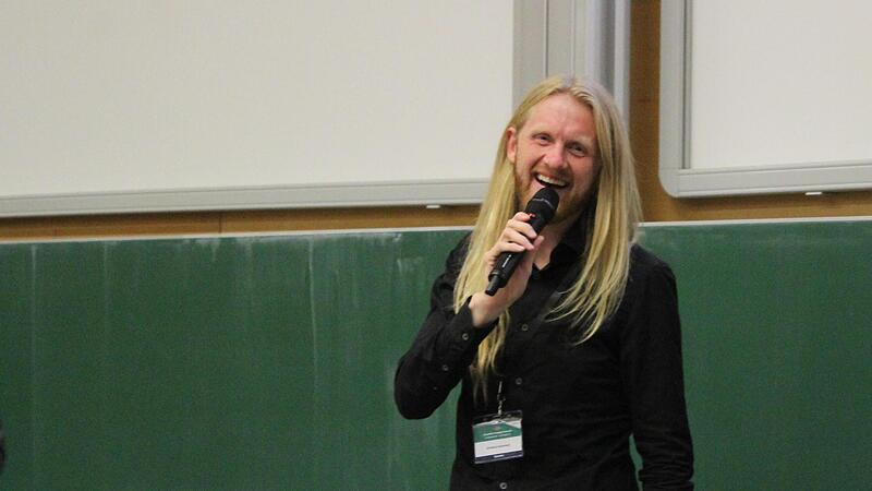 Christoph &bdquo;Icke&ldquo; Dommisch ist eines der Gesichter von Football-&Uuml;bertragungen im deutschen TV. An der Uni Bayreuth hat er den American Football Summit moderiert.