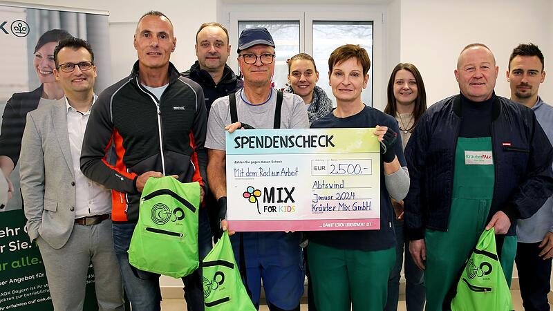 Dirk Dorbath (vorne von links), Roland Gromann, Doris Golm und Robert Friedl legten bei Kr&auml;uter Mix die meisten Kilometer bei der Aktion &bdquo;Mit dem Rad zur Arbeit&ldquo; zur&uuml;ck. Zu ihrer Leistung gratulierten AOK-Kundenberater Frank Lanig (hinten von links) sowie die Vertreter aus Belegschaftsausschuss und Personalabteilung, Roman Lange, Katharina Schardt-Deublein, Linda Sahlm&uuml;ller und Julian Be&szlig;ler. F&uuml;r die gefahrenen Kilometer spendete Kr&auml;uter Mix 2500 Euro an den gemeinn&uuml;tzigen Verein Mix for Kids.