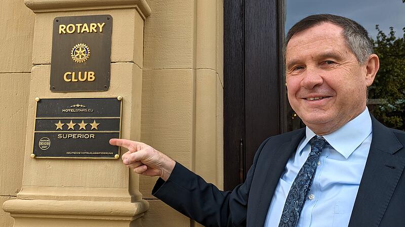 Hoteldirektor Matthias Heid zeigt auf die erneute Auszeichnung als Vier-Sterne-Superior-Hotel.