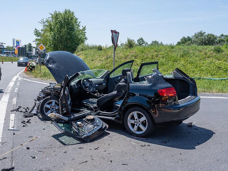 Um die eingeklemmte Fahrerin zu bergen, hat die Feuerwehr das Dach des Autos entfernen müssen.