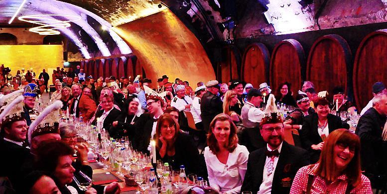 Über 130 Gäste durften bei der Anschausitzung des Fränkischen Fastnachtverbands im Würzburger Hofkeller dabei sein.