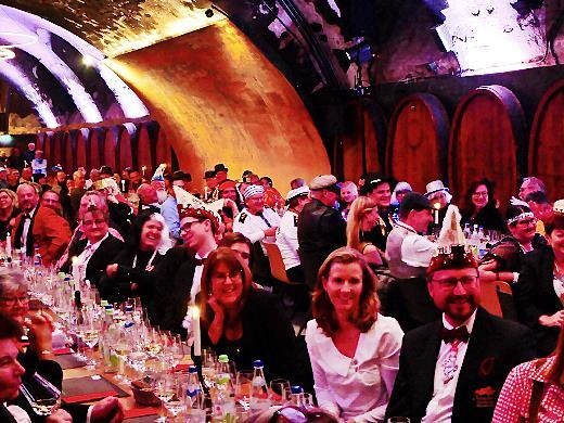 Über 130 Gäste durften bei der Anschausitzung des Fränkischen Fastnachtverbands im Würzburger Hofkeller dabei sein. Über 130 Gäste durften bei der Anschausitzung des Fränkischen Fastnachtverbands im Würzburger Hofkeller dabei sein.