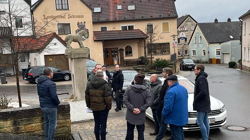 Die Mitglieder des Bauausschusses mit B&uuml;rgermeister Michael Ziegler nehmen den Platz in der Ortsmitte mit dem Brunnen und dem Gel&auml;nde der Brauerei Wagner in Augenschein.