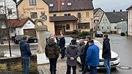 Die Mitglieder des Bauausschusses mit B&uuml;rgermeister Michael Ziegler nehmen den Platz in der Ortsmitte mit dem Brunnen und dem Gel&auml;nde der Brauerei Wagner in Augenschein.
