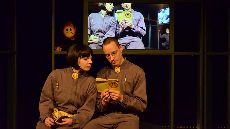 In ihrem heimlichen Versteck erleben Julia und Winston alias Anna Schindlbeck und Benjamin Jorns in „1984“, dem aktuellen Stück des Fränkischen Theaters, vertrauliche Stunden. Doch der Überwachungsstaat wird sie finden. In ihrem heimlichen Versteck erleben Julia und Winston alias Anna Schindlbeck und Benjamin Jorns in „1984“, dem aktuellen Stück des Fränkischen Theaters, vertrauliche Stunden. Doch der Überwachungsstaat wird sie finden.