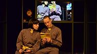 In ihrem heimlichen Versteck erleben Julia und Winston alias Anna Schindlbeck und Benjamin Jorns in &bdquo;1984&ldquo;, dem aktuellen Stück des Fränkischen Theaters, vertrauliche Stunden. Doch der Überwachungsstaat wird sie finden.