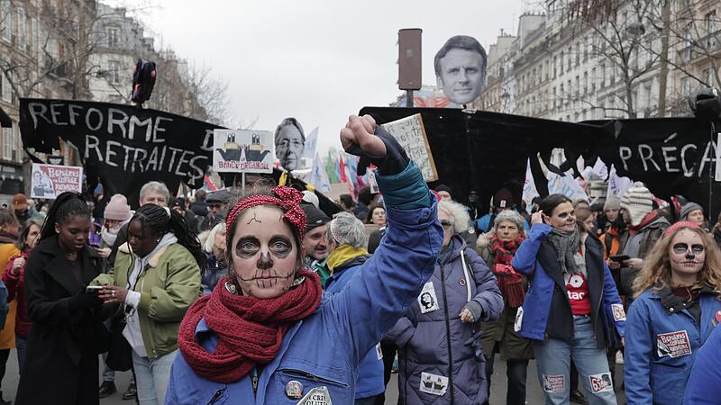 In Frankreich – hier in Paris – haben Streiks und Proteste gegen die Rentenreform begonnen.