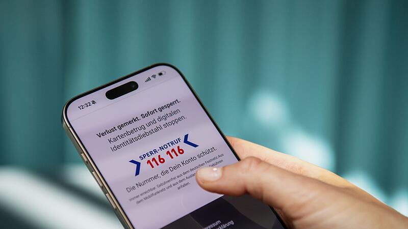 Eine Frau nutzt ein Handy mit der Seite des Sperr-Notrufs