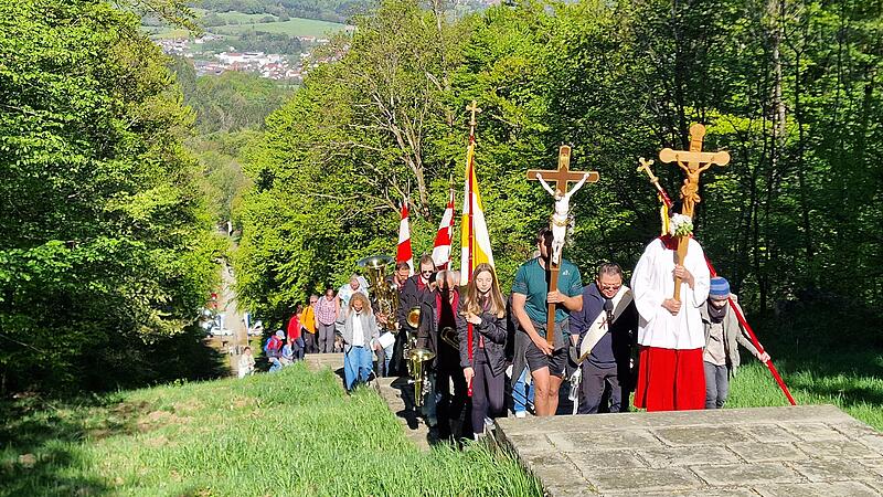 Fahnen und Kreuze voran: Die Gelobte Wallfahrt aus Motten zieht die Treppe hinauf zu Maria Ehrenberg.