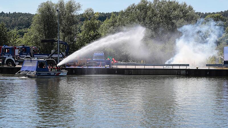 L&ouml;sch&uuml;bung auf dem Wasser: Vor den Augen zahlreicher Zuschauer bek&auml;mpfte das THW Forchheim einen Brand vom Boot aus.Forchheim & Fr&auml;nkische Schweiz