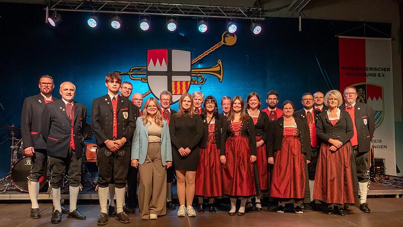 Die Geehrten (von links): Florian Leimbach, Norbert Hergenröder, Ben Schumm, Andreas Schumm, Manfred Schneider, Hannah Kast, Herbert Belz, Mona Gibian, Klaus Schumm, Birgit Herre´, Michael Kast, Eva Schumm, Katharina Hergenröder, Jonas Schneider, ...