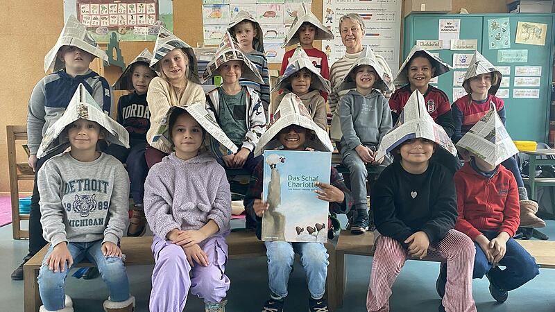 Eine große Sache ist der Vorlesetag an der St.-Hedwig-Grundschule in Kitzingen. In der ersten Klasse von Sigrid Grötsch war Redakteurin Barbara Herrmann zu Gast, die den Kindern "Das Schaf Charlotte" vorlas und Zeitungshüte mit ihnen bastelte.
