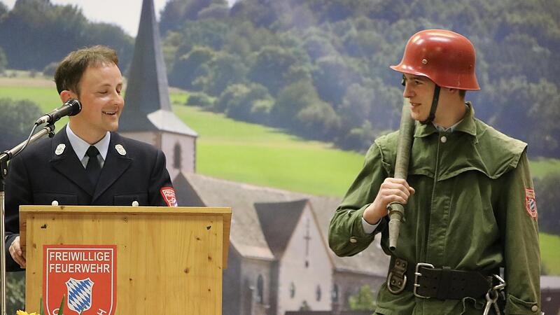 Eine humorvolle Feuerwehr-Modenschau mit Schutzausrüstung aus verschiedenen Jahrzehnten gab es beim Kommersabend in Oberbach. Eine humorvolle Feuerwehr-Modenschau mit Schutzausrüstung aus verschiedenen Jahrzehnten gab es beim Kommersabend in Oberbach.
