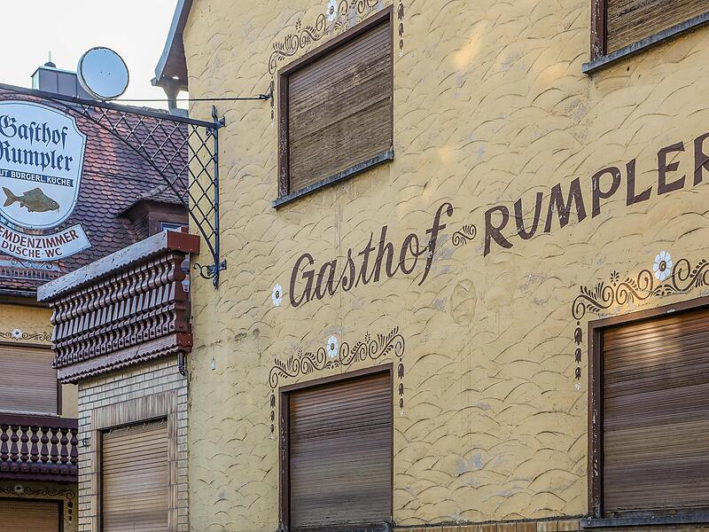 Der leerstehende Gasthof „Rumpler“ steht im Mittelpunkt des Rechtsstreits.Forchheim & Fränkische Schweiz Der leerstehende Gasthof „Rumpler“ steht im Mittelpunkt des Rechtsstreits.Forchheim & Fränkische Schweiz