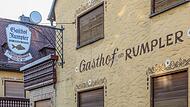 Der leerstehende Gasthof „Rumpler“ steht im Mittelpunkt des Rechtsstreits.Forchheim & Fränkische Schweiz Der leerstehende Gasthof „Rumpler“ steht im Mittelpunkt des Rechtsstreits.Forchheim & Fränkische Schweiz