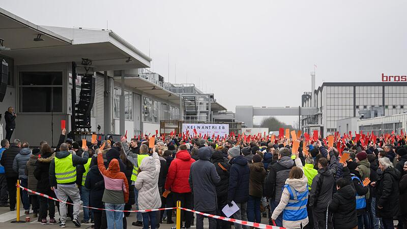 Hunderte von Brose-Mitarbeitenden kamen am Donnerstag zur Betriebsversammlung: Dem Werk in Würzburg droht die Schließung.