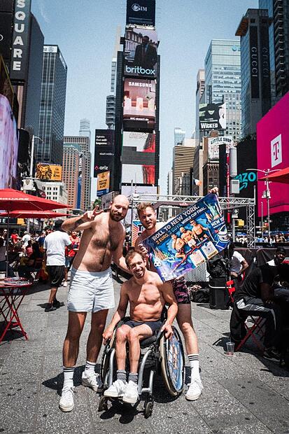 Angekommen in New York: Die drei Kumpels Jolle, Johannes Grasser und Simon (von links) haben am Times Square wieder die Hüllen fallen lassen. Angekommen in New York: Die drei Kumpels Jolle, Johannes Grasser und Simon (von links) haben am Times Square wieder die Hüllen fallen lassen.