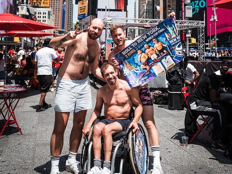 Angekommen in New York: Die drei Kumpels Jolle, Johannes Grasser und Simon (von links) haben am Times Square wieder die Hüllen fallen lassen. Angekommen in New York: Die drei Kumpels Jolle, Johannes Grasser und Simon (von links) haben am Times Square wieder die Hüllen fallen lassen.