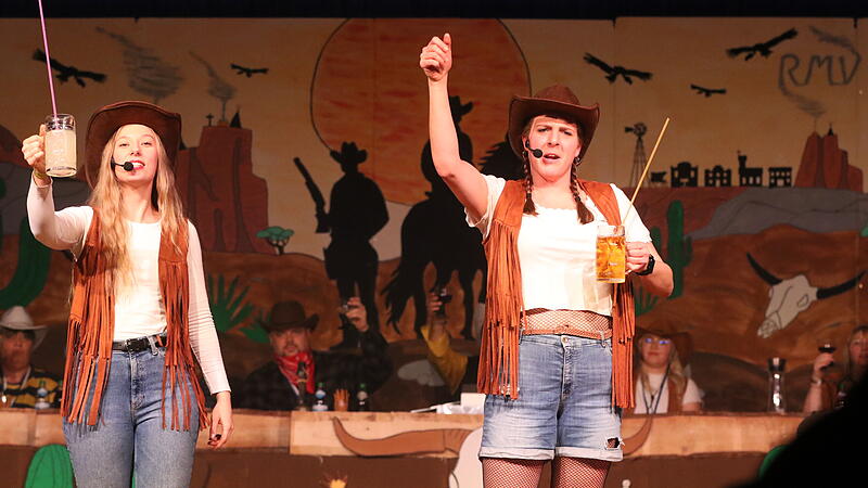 Prunksitzung in Strullendorf 2026Wilder Westen in Strullendorf Prosit: Sophie Saffer (links) und Theresa Schwarzmann ließen es als „Gasskeeser“-Moderatoren-Duo so richtig krachen.