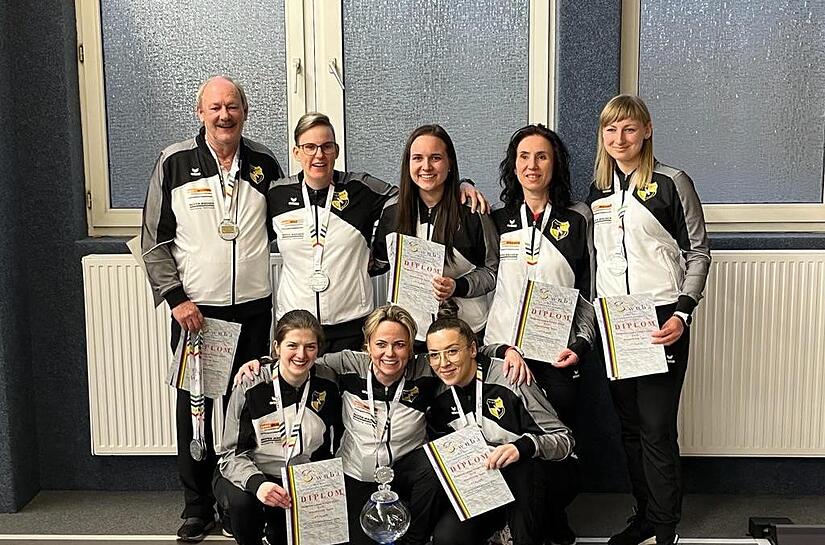 Die &bdquo;Silbergirls&ldquo; des SKC Victoria Bamberg, hinten von links: Betreuer Harald Gr&auml;tzsch, Sina Bei&szlig;er, Anne Tonat, Corinna Kastner und Celine Zenker sowie vorne von links: Alena Bimber, Daniela Kicker und Klara Sedlar