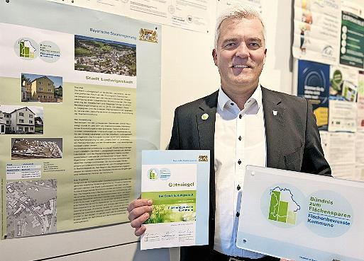 Bürgermeister Timo Ehrhardt freut sich über das Gütesiegel „Flächenbewusste Kommune“ für Ludwigsstadt.