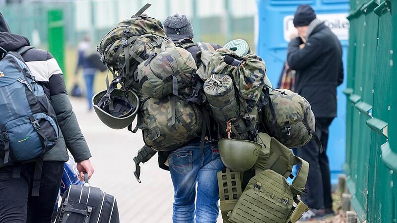 Viele ukrainische Kraftfahrer gehen zurück in ihre Heimat, um dort für ihr Land zu kämpfen. Unternehmen fehlen diese Mitarbeiter nun. Viele ukrainische Kraftfahrer gehen zurück in ihre Heimat, um dort für ihr Land zu kämpfen. Unternehmen fehlen diese Mitarbeiter nun.