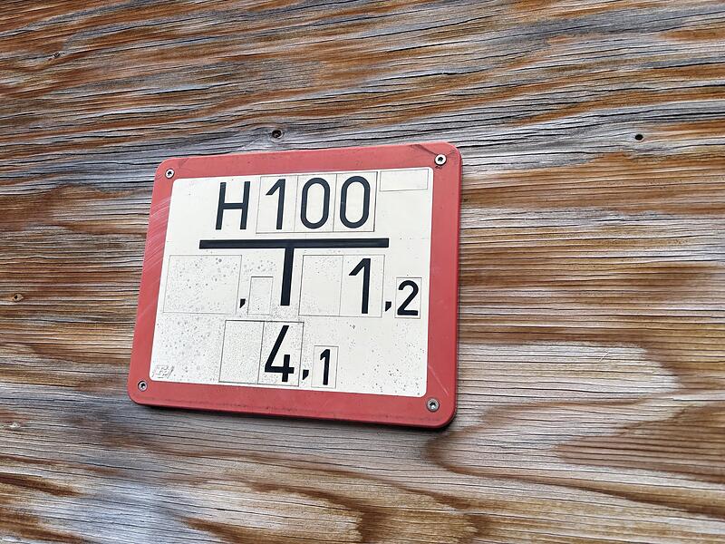 So sieht ein Hydrantenschild aus. Es informiert dar&uuml;ber, in welchem Abstand zum Schild sich ein Unterflurhydrant unter der Stra&szlig;e befindet.