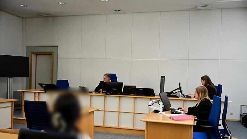 Die Angeklagte sitzt vor Jugendrichter Martin Waschner auf der Anklagebank