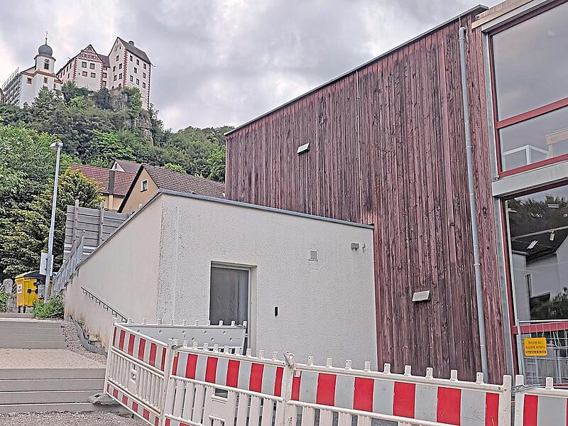 Vor der Kulisse der Burg Egloffstein entsteht derzeit die Erweiterung und Modernisierung des Kindergartens &ndash; eines der wichtigsten Investitionsprojekte der Gemeinde Egloffstein.Barbara Hollfelder