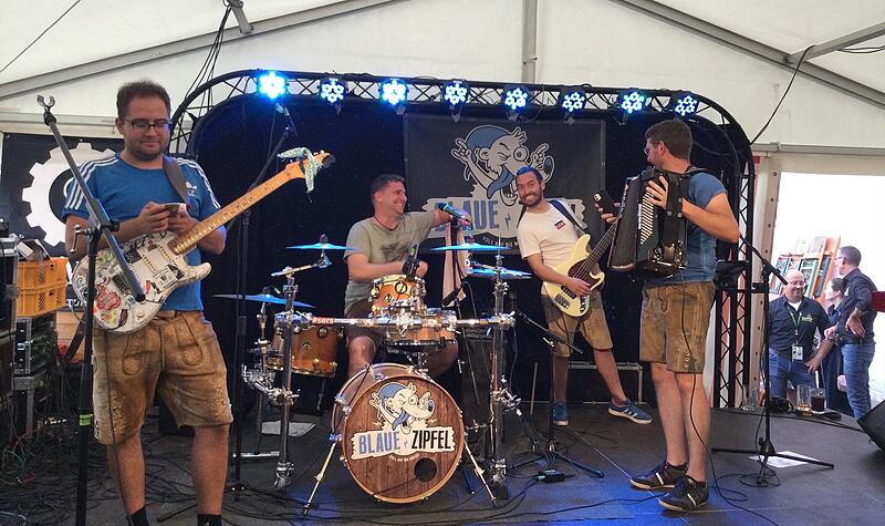 Die  &bdquo;Blauen Zipfel&ldquo; spielen im Anschluss an die Er&ouml;ffnung der Sandkerwa 2023